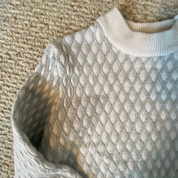 Cute crop sweater 🤍 - Picture 3 of 4